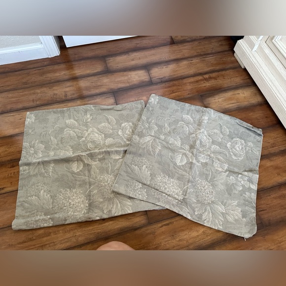 Pottery Barn Accents 2 22x22 Pottery Barn Floral Pillow Covers